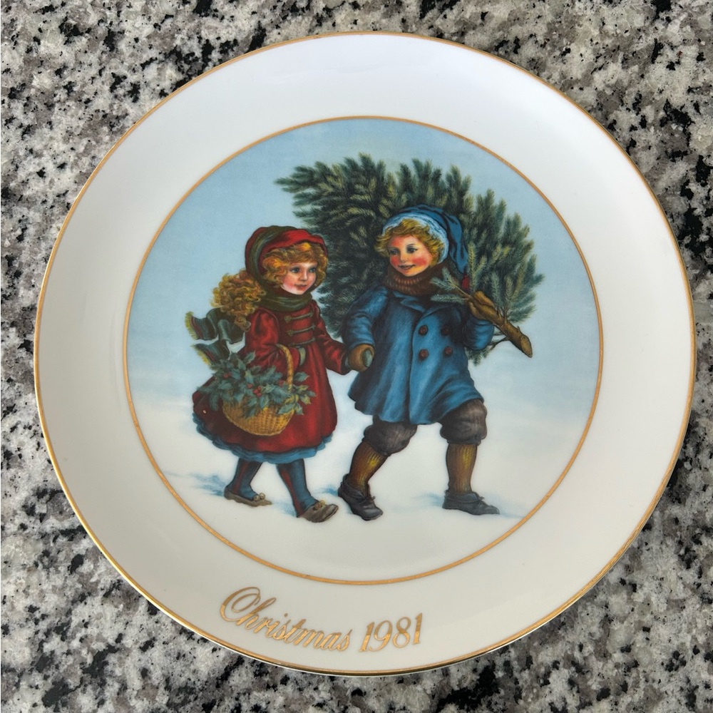 Vintage Christmas 1981 Decorative Plate